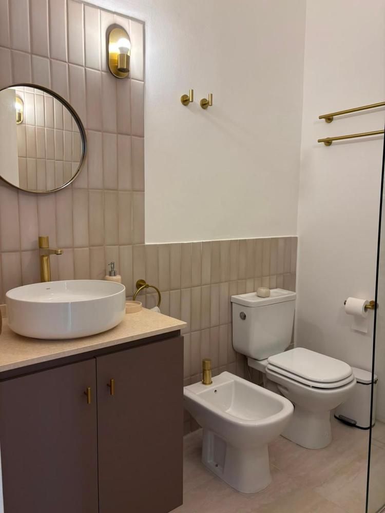 Baño con griferías doradas